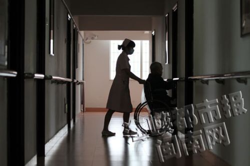 青春执著不悔！漳州95后女护士悉心照顾病患老人