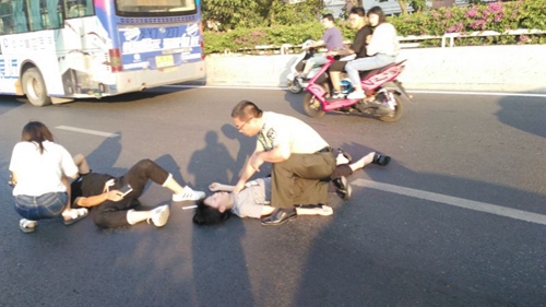 三县洲大桥女孩遇车祸昏迷　军人上前抢救20分钟