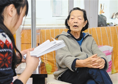 92岁女医生家中义诊开药总想着给患者省钱（图）