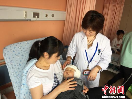 上海医学专家成功为9月龄婴儿双侧人工耳蜗植入手术