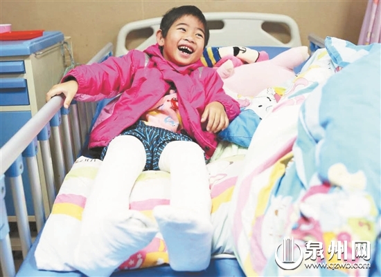 7岁女孩双脚畸形想走路去看花 手术顺利回家过年