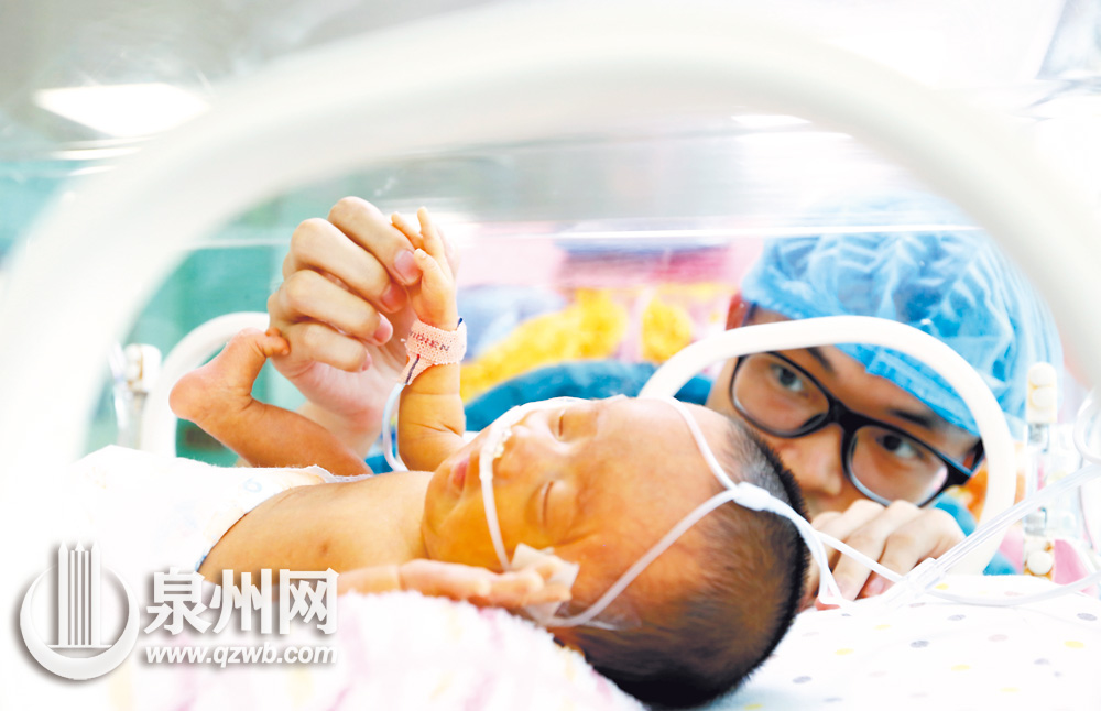男护士吴明锦正在观察一名新生男婴