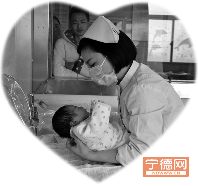 产科护士在照顾新生儿