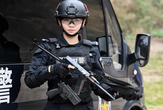 （中国网事·感动2019·图文互动）（1）警花狙击手：“不爱红装爱警装”